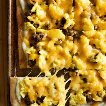 Overhead view of Easy Breakfast Pizza.