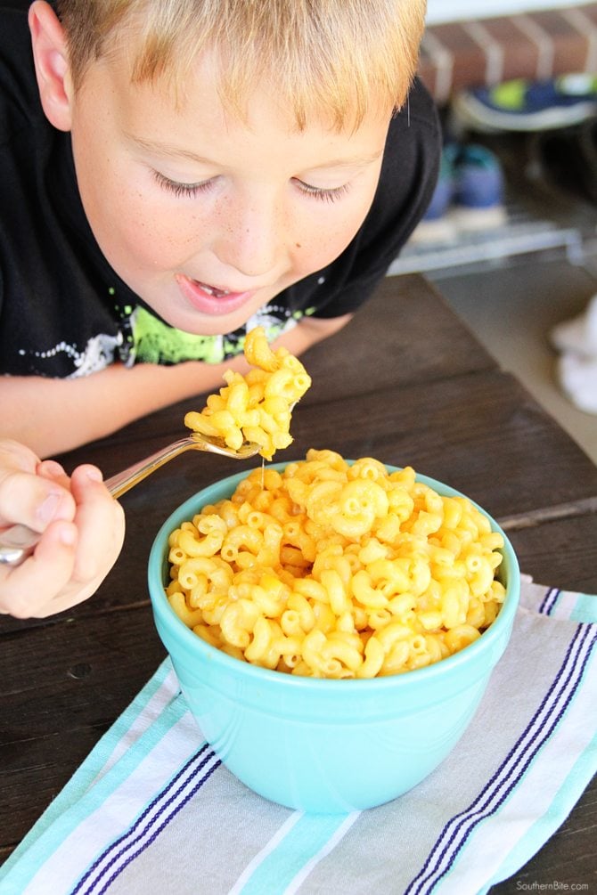 Seriously the easiest mac and cheese recipe ever! One-pot, no-drain, and only 5 ingredients! 