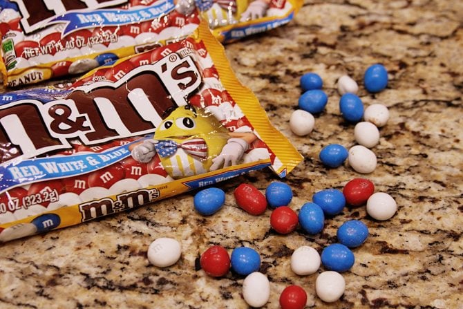 Sweet and Salty Monster Cookie Bars: All my favorite flavors (Peanut M&Ms, pretzels, peanut butter, and chocolate) combined in one super easy cookie bar recipe! 