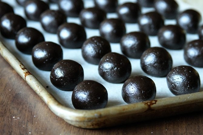 Turn the classic Oreo Balls into these Santa Bellies for the holidays! 