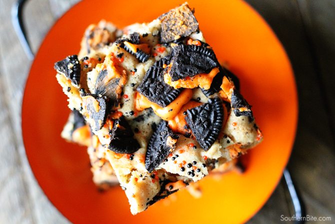 These Oreo Chewies combine two of my favorite things - Oreos and delicious chewy blondies! 