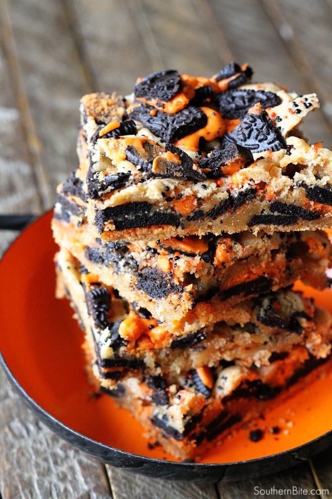 These Oreo Chewies combine two of my favorite things - Oreos and delicious chewy blondies! 