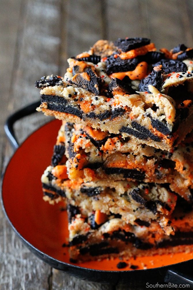 These Oreo Chewies combine two of my favorite things - Oreos and delicious chewy blondies! 