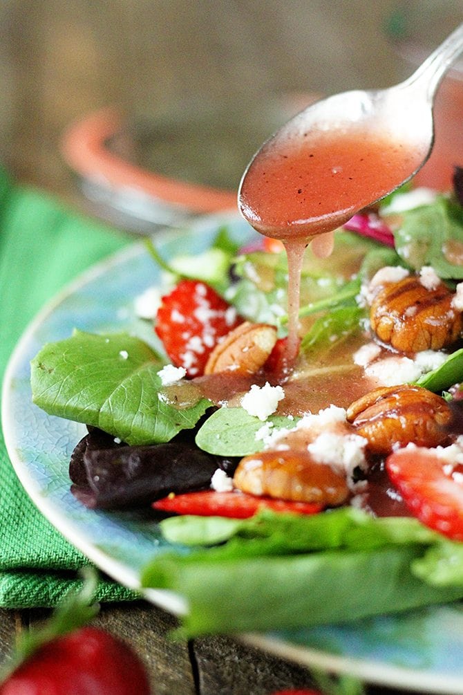 This Strawberry Vinaigrette proves that less is more. It calls for only 5 ingredients and takes about 5 minutes to make. #ad #NewNESTEA #LessIsMore 
