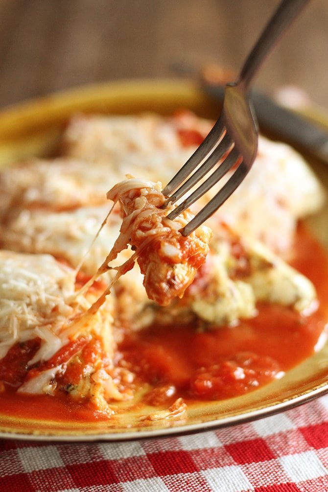 Six simple ingredients are all you need to make this jazzed up, lightened up Grilled Chicken Parmesan!  