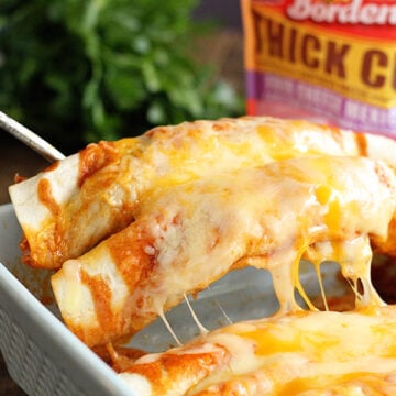 These quick and easy enchiladas only call for 5 ingredients and are ready in no time! It's the perfect recipe for a busy weeknight! #recipe #southernbite #enchiladas #easy #quick #weeknight